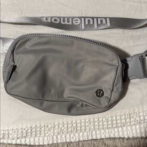 Lululemon Athletica Silver Belt Bag - Picture 1 of 3